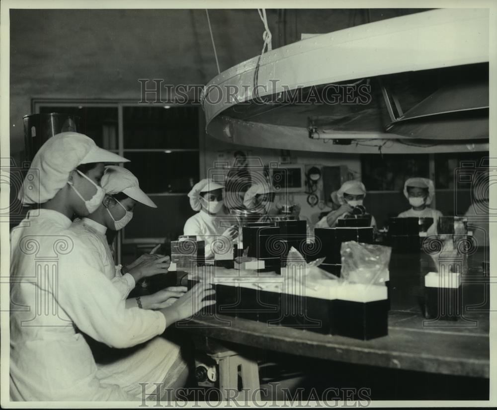1961 Press Photo Workers in pharmaceutical industry in Taipei, Taiwan.
