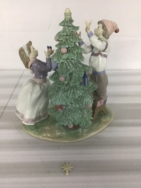 Lladro Merry Christmas - Trimming The Tree, In Original Box Star Broke Off