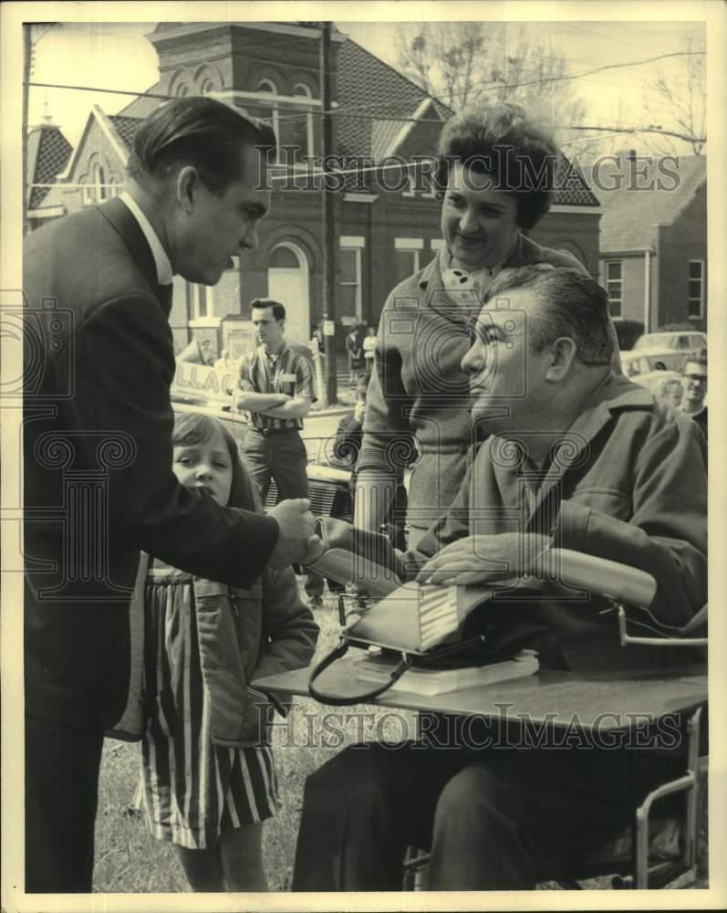 1966 Press Photo Alabama Governor George C. Wallace Greets constituents