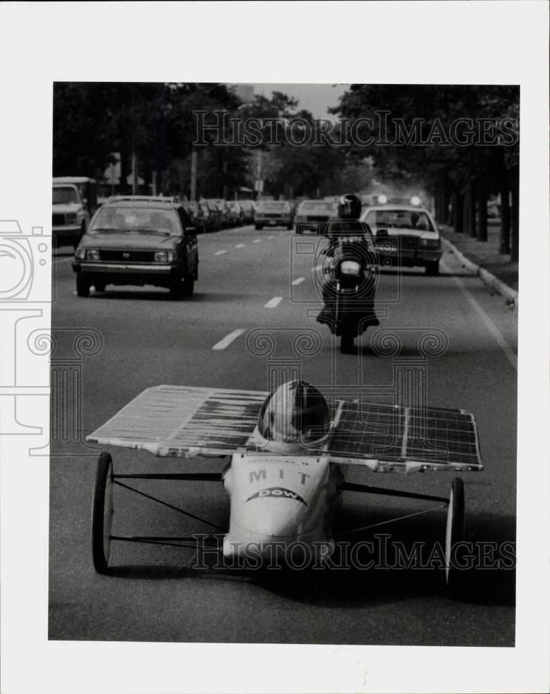 1988 Press Photo James D. Worden driving solar powered race car in Cambridge.