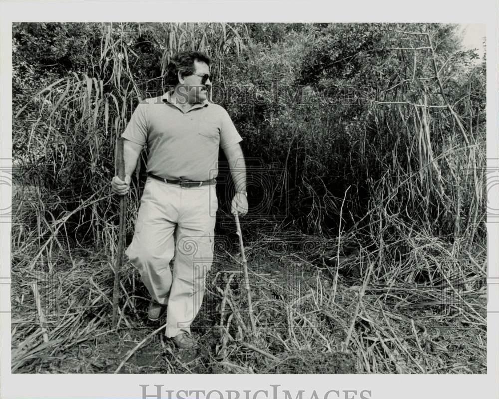 1990 Press Photo Jose Rojas walks at refurbished Crooked Creek Golf Course, FL