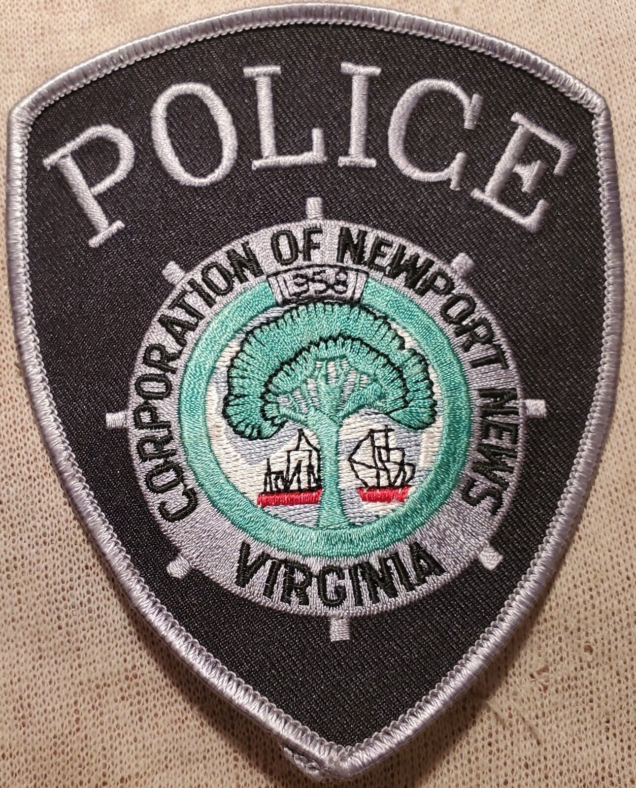 VA Newport News Virginia Police Shoulder Patch (Silver Border)