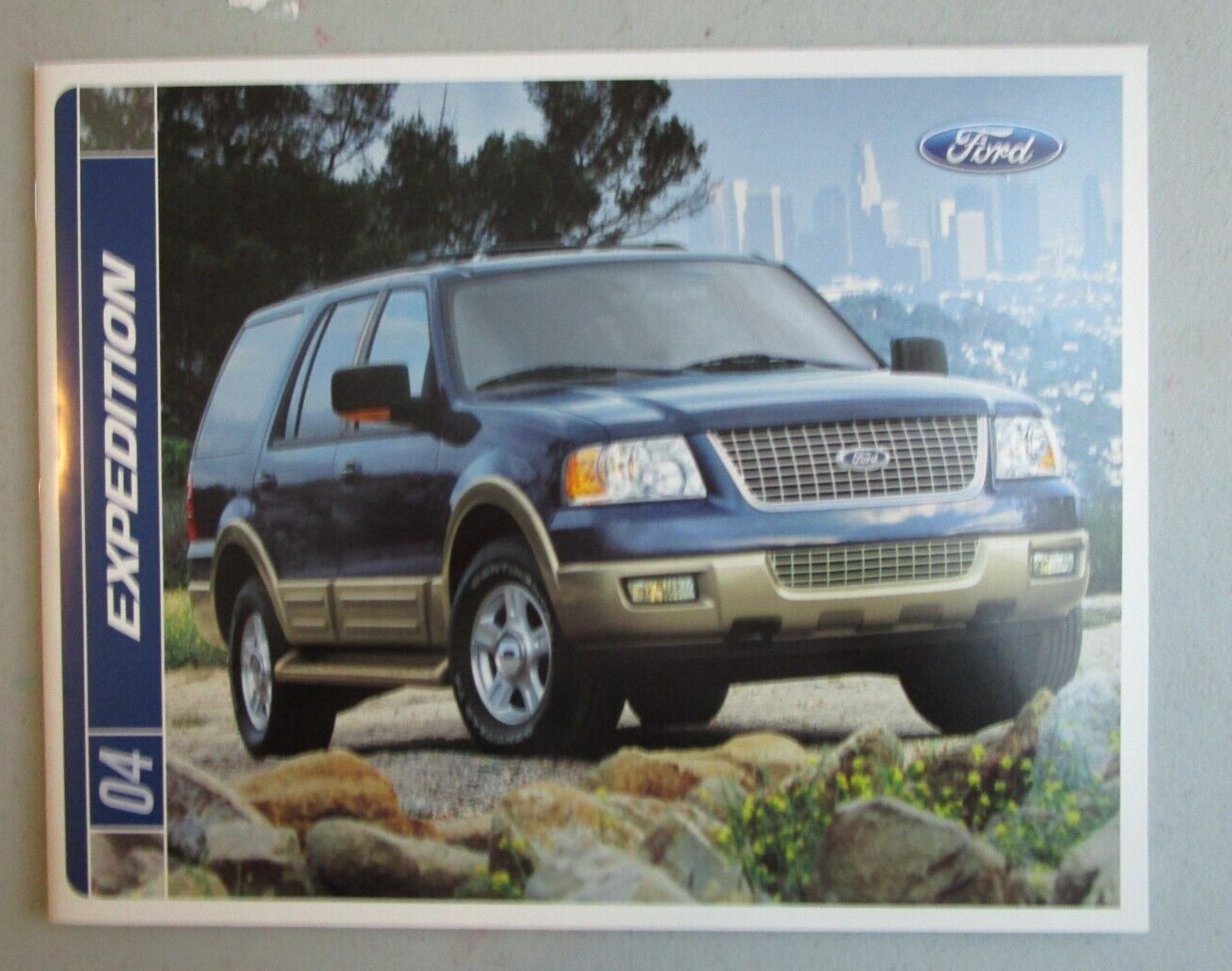 2004 FORD Expedition Original Car Catalog Car Sales Brochure Automobilia Book