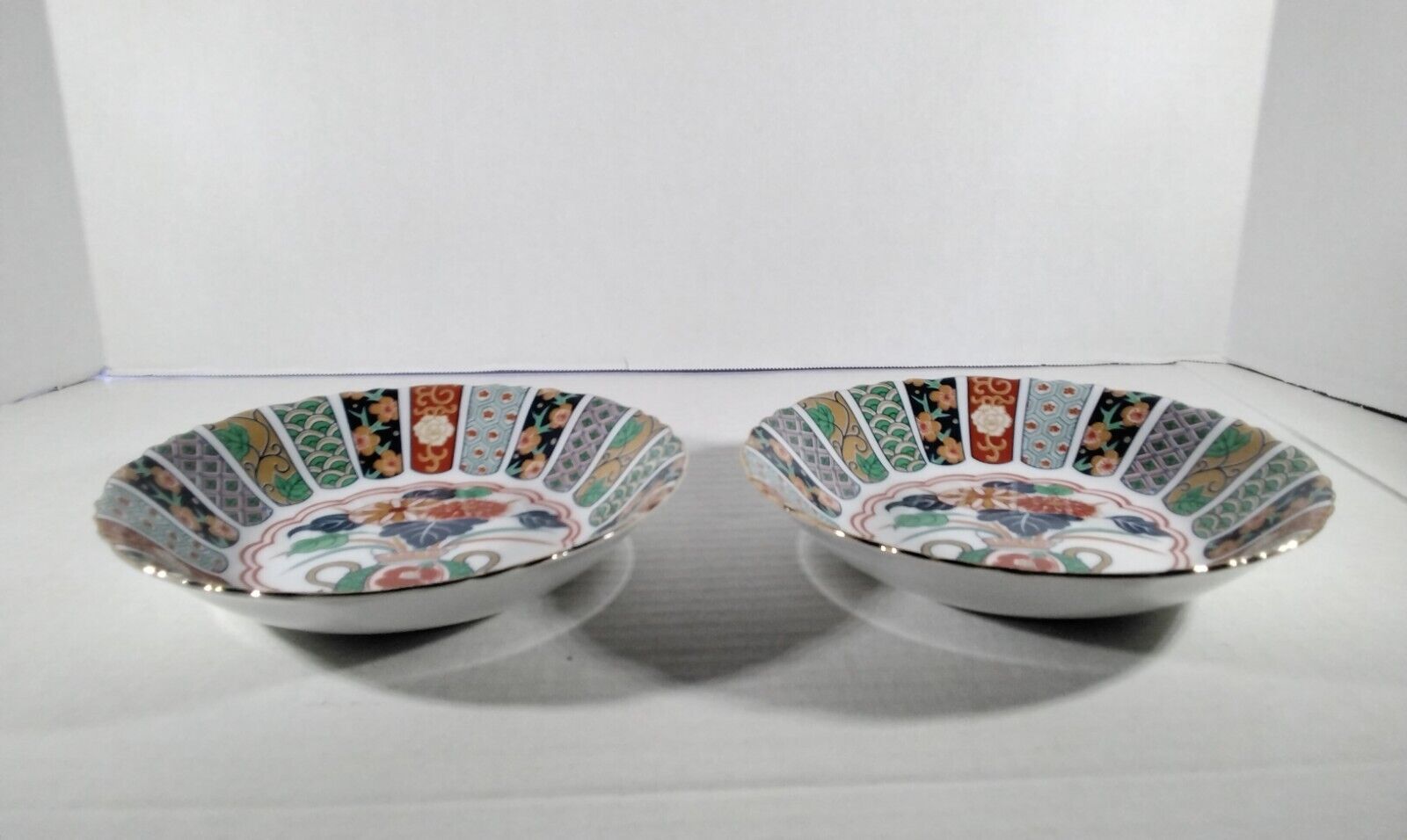 2 Arita Imari Fan 7.5in SOUPBOWLS Fine Porcelain Floral Scalloped Japan Vintage 