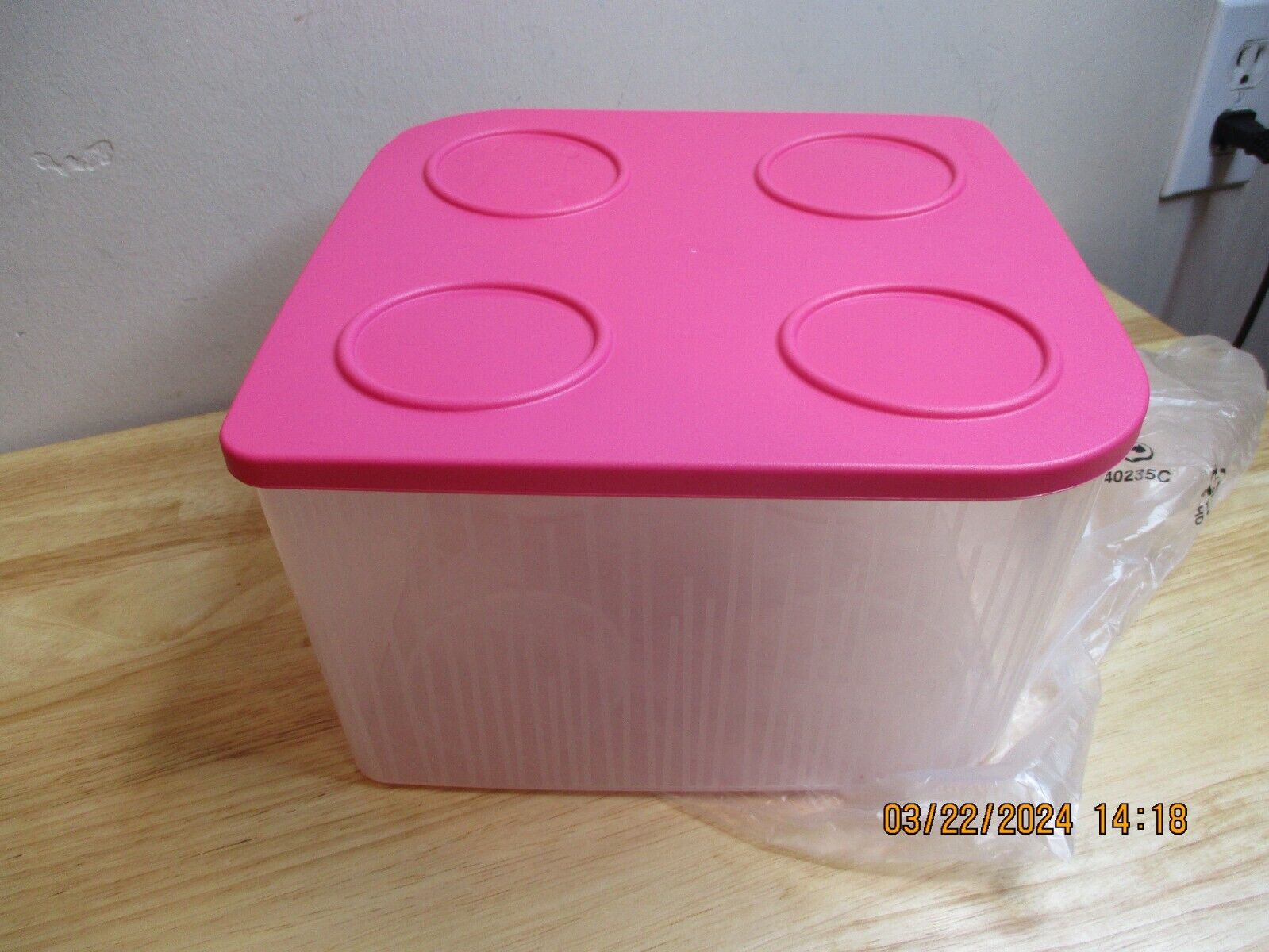 NEW TUPPERWARE fresh N Cool 22 cup HuGE food storage container-R18-1231