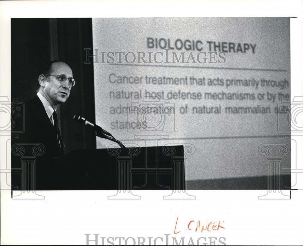 1991 Press Photo Dr Steven Rosenberg, announces gene therapy - cva41351