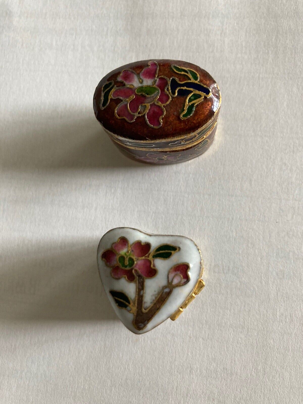 A SET OF 2 ENAMEL CLOISONNE MINIATURE PILL BOXES. TRINKETS/JEWELRY/COLLECTIBLES.