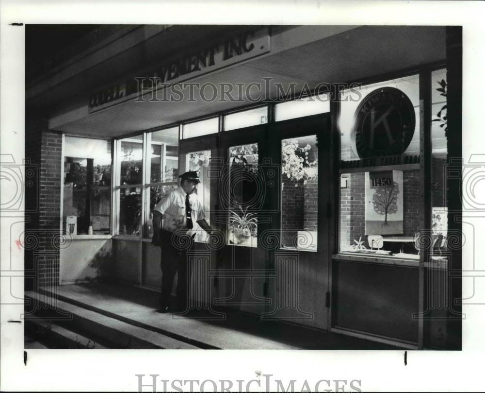 1989 Press Photo Lt Frank Ballash checks Cudell Improvement Inc entrance