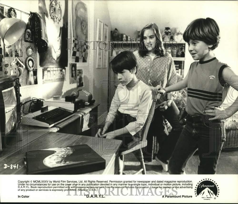1985 Press Photo Kids Play Computer Game in 