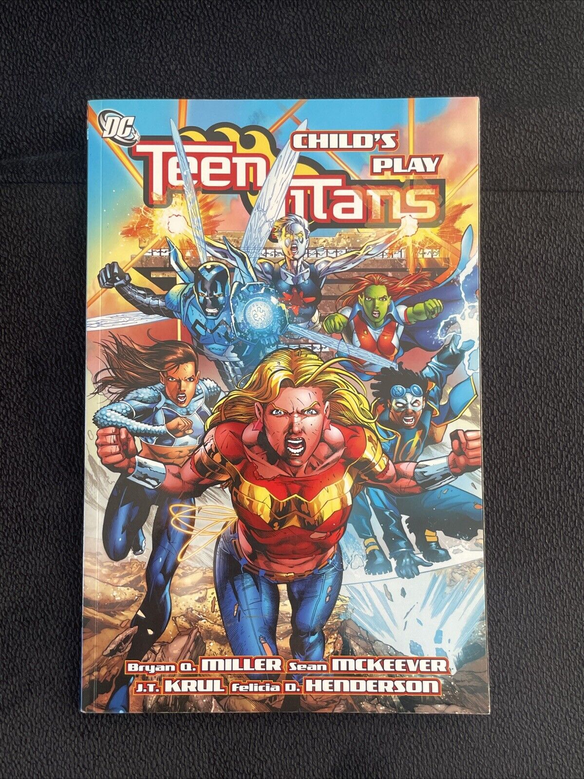 DC - TEEN TITANS - CHILD\'S PLAY - Trade Paperback