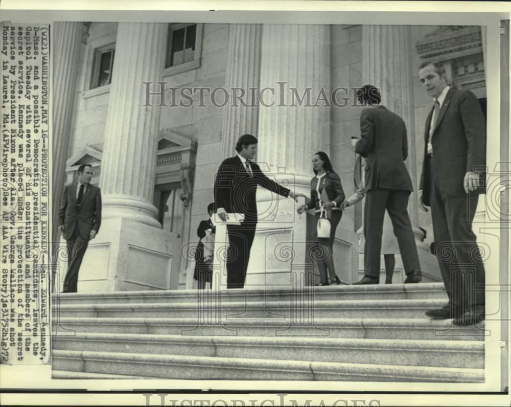 1972 Press Photo Senator Edward Kennedy with constituents and secret service