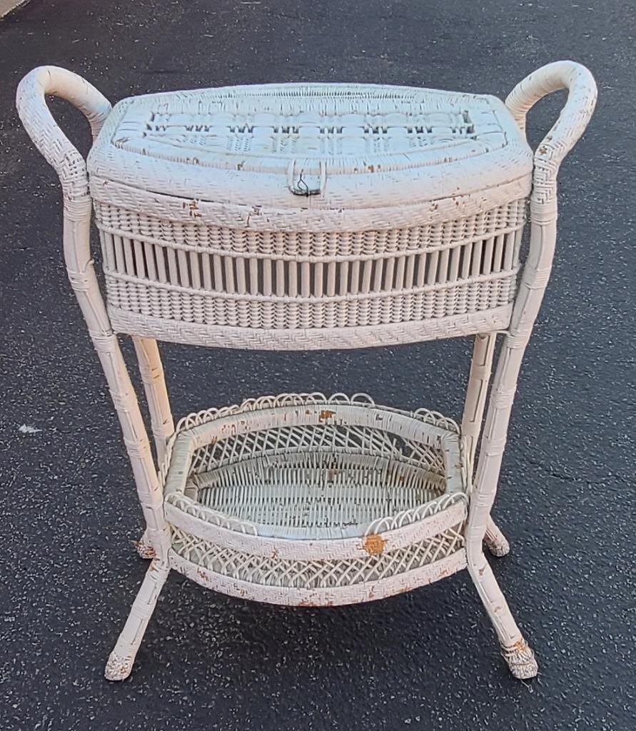 Beautiful Vintage Woven Wicker Sewing Basket – GDC – GREAT OLDER PIECE – TLC