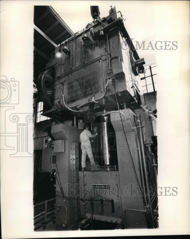 1975 Press Photo Akron Ohio new 50 ton hydraulic press at Goodyear plant
