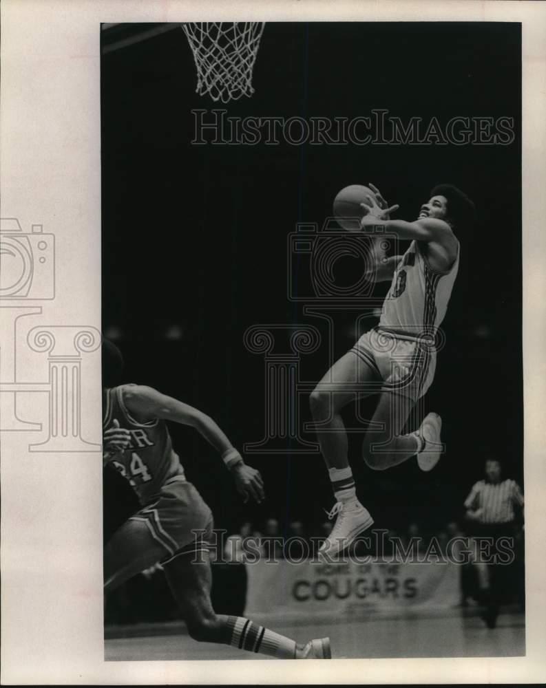 1976 Press Photo Otis Birdsong of Houston Rockets Basketball goes up for Basket