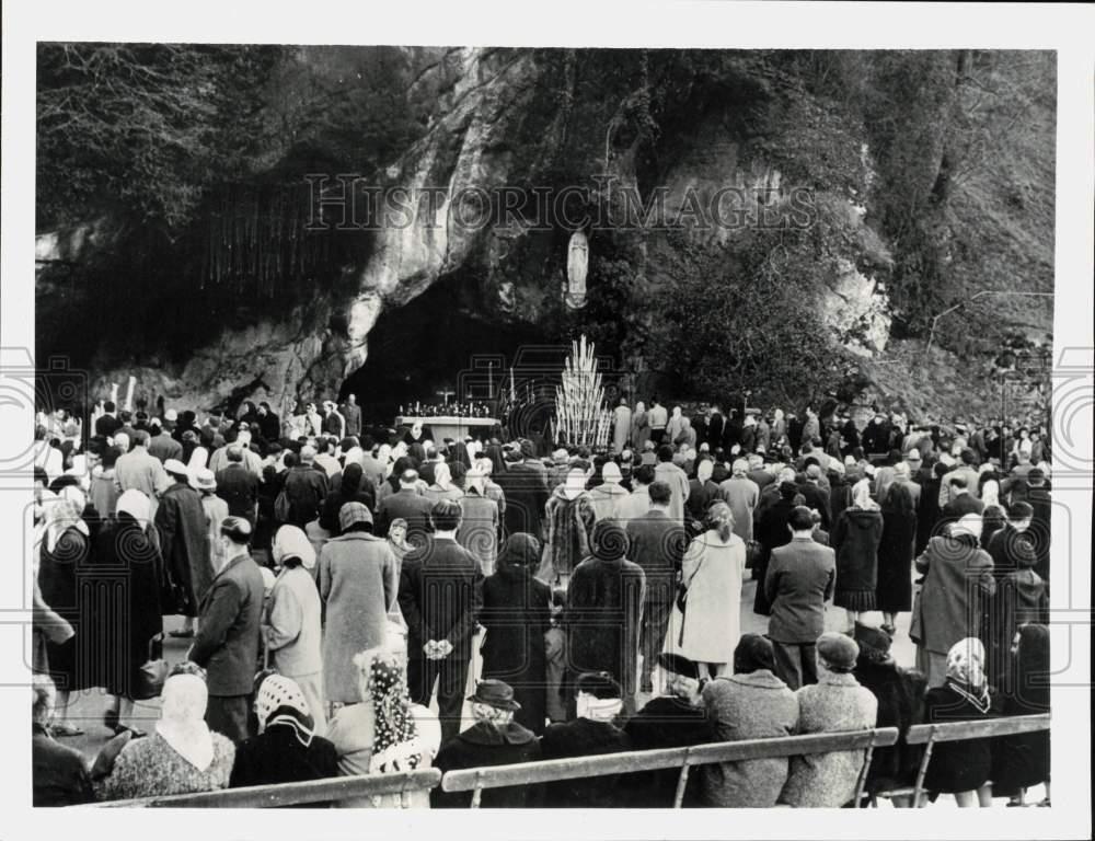 1958 Press Photo Scene at Blessed Virgin Mary's grotto in Lourdes, France