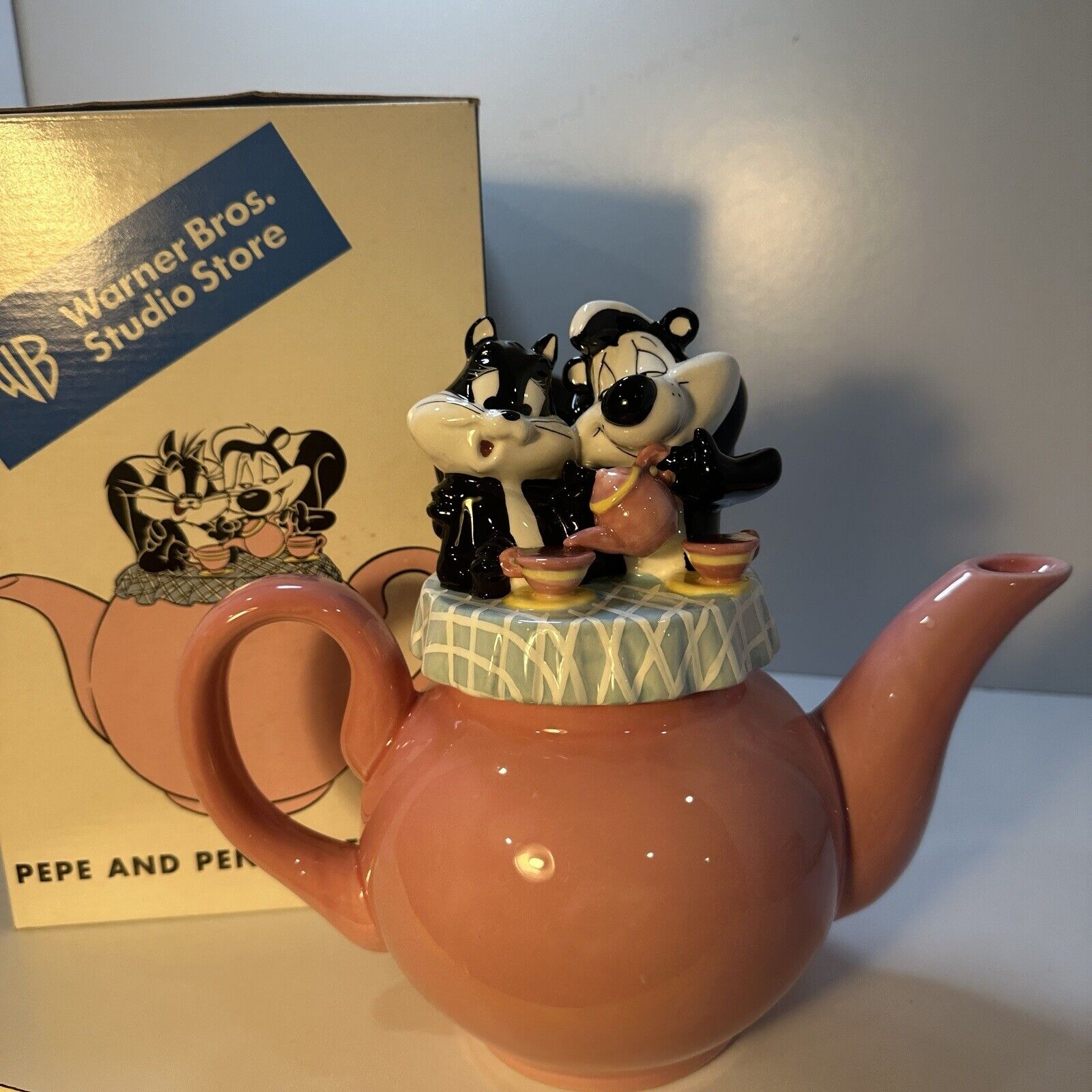 New Warner Brothers Studio Store Pepe Le Pew & Penelope Pink Teapot 1998 NIB