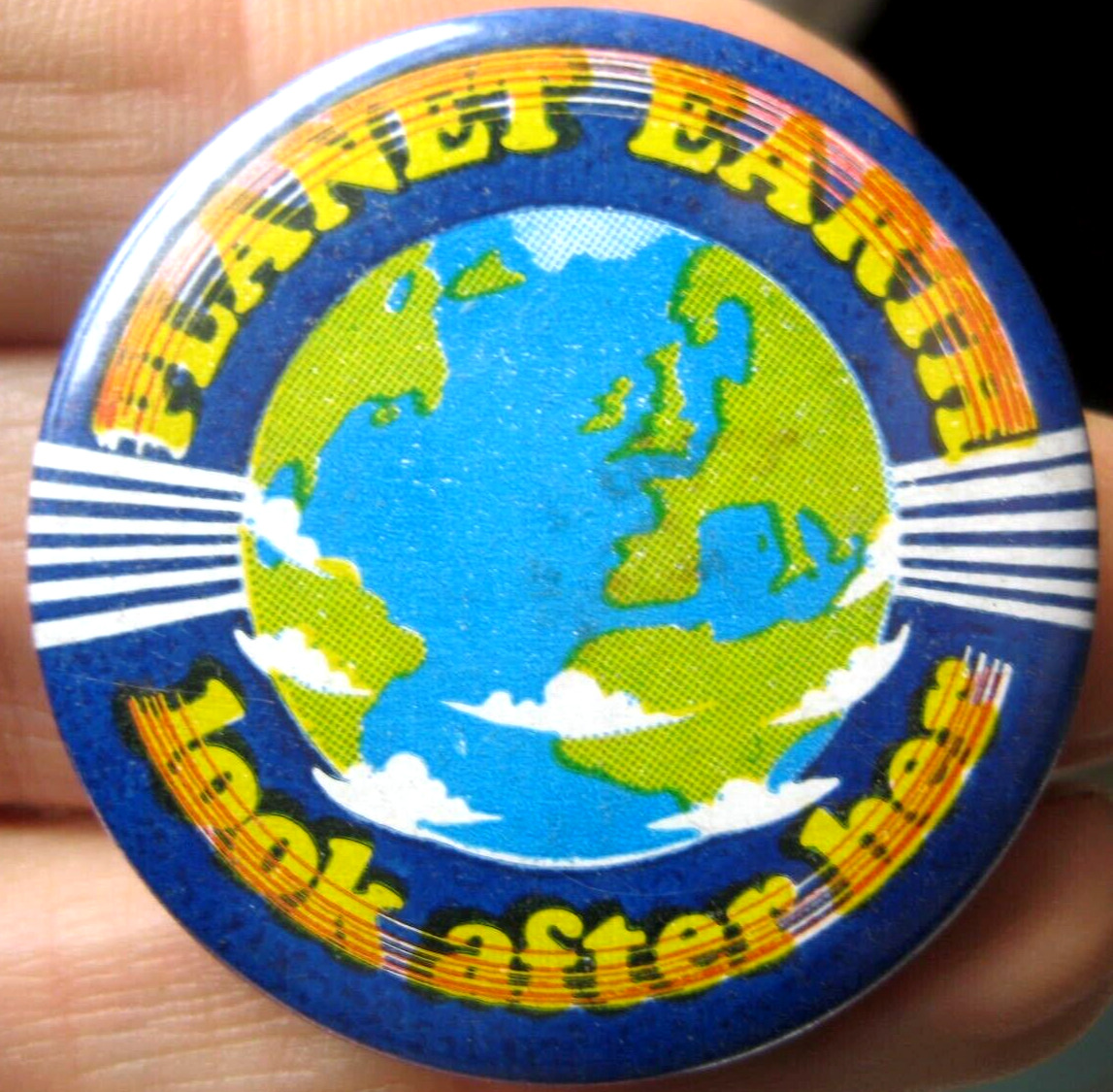 FRIENDS OF THE EARTH vintage 1970s EARTH LOOK AFTER HER campaign 38mm pin BADGE