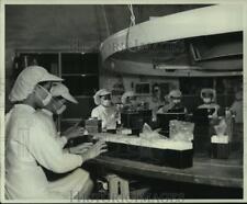 1961 Press Photo Workers in pharmaceutical industry in Taipei, Taiwan. picture