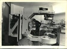 1972 Press Photo Technicians install linear accelerator Albany Medical Center picture