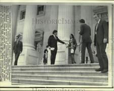1972 Press Photo Senator Edward Kennedy with constituents and secret service picture
