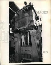 1975 Press Photo Akron Ohio new 50 ton hydraulic press at Goodyear plant picture
