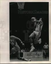 1976 Press Photo Otis Birdsong of Houston Rockets Basketball goes up for Basket picture