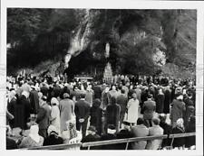1958 Press Photo Scene at Blessed Virgin Mary's grotto in Lourdes, France picture